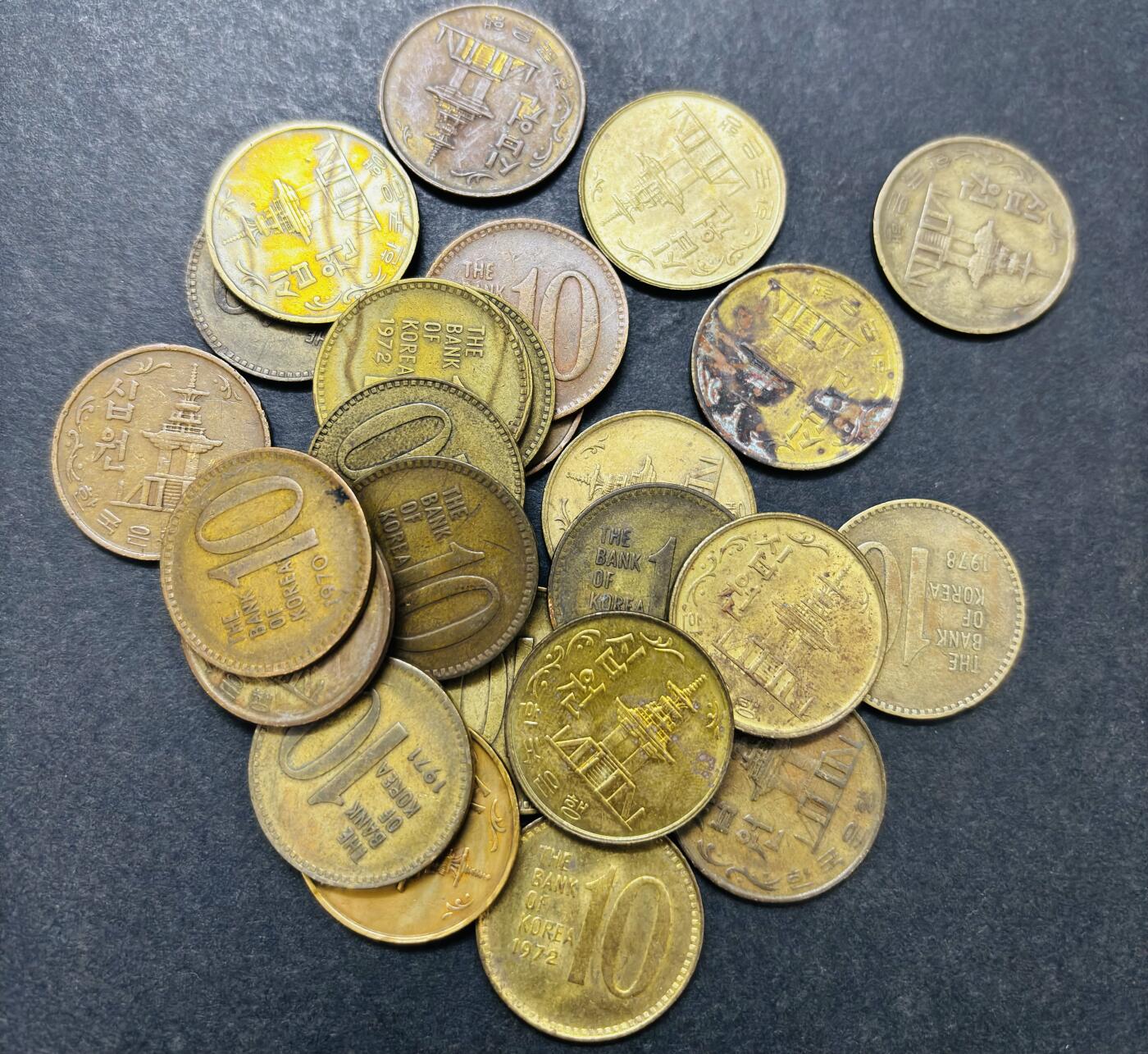 文馨钱币收藏第 286 场，圣诞节专场【 长期接收代拍品低至 0 佣金】 早期南朝鲜 10 元，年份未挑 26 枚