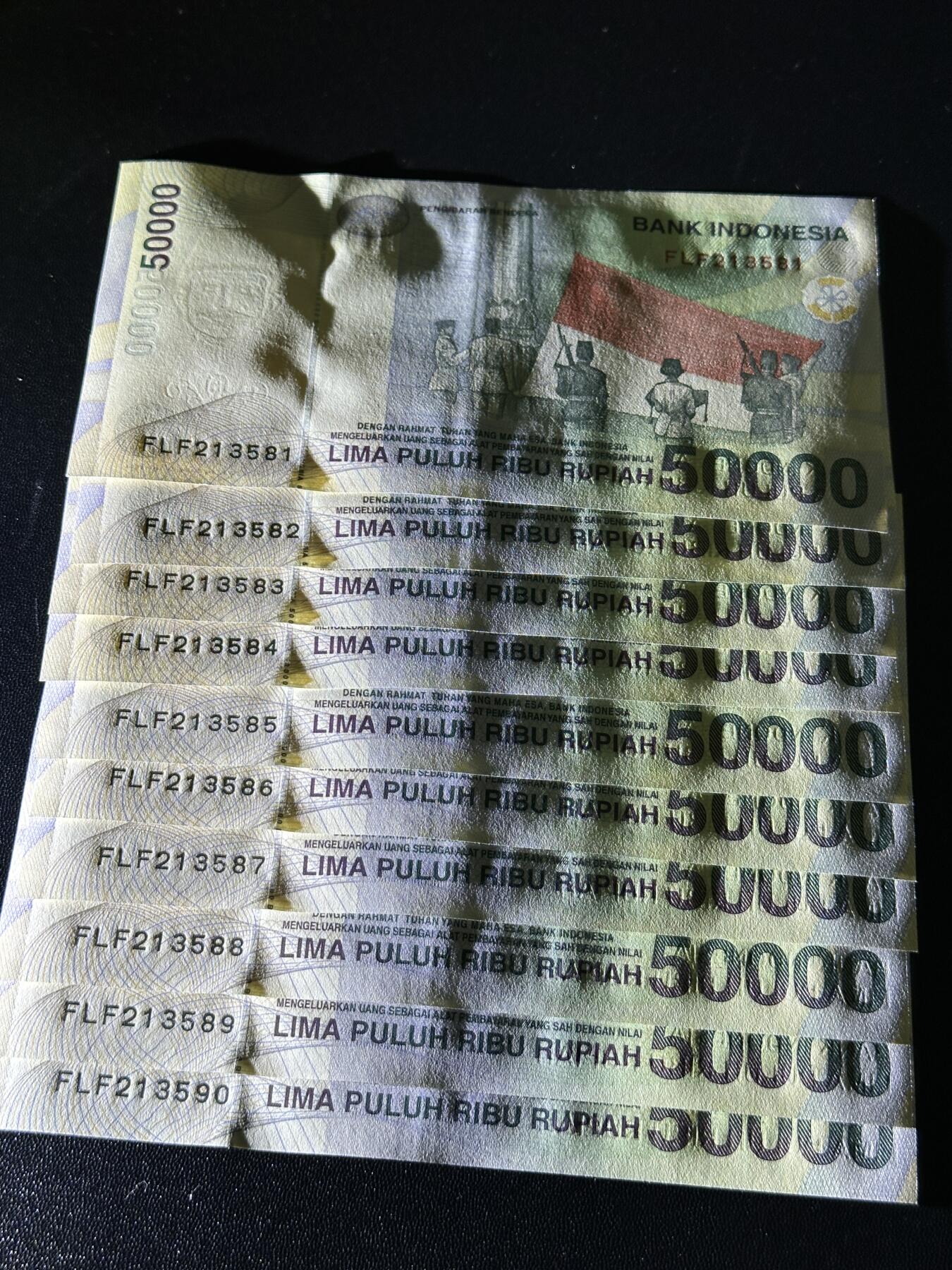 《外钞收藏家》第五百九十六期（精品大拍场）（本平台长期征集拍品、欢迎藏友们联系合作） 印度尼西亚99年5万卢比标十连号（号码81-90，大部分全程无47）	UNC