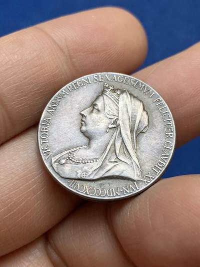 《竞宝斋》第449场 周日，周一，周二  3场连拍 （全场包邮，欢迎送拍） 英国1897年维多利亚女王登基60周年银质奖章，直径25.6mm，重约9.6g。