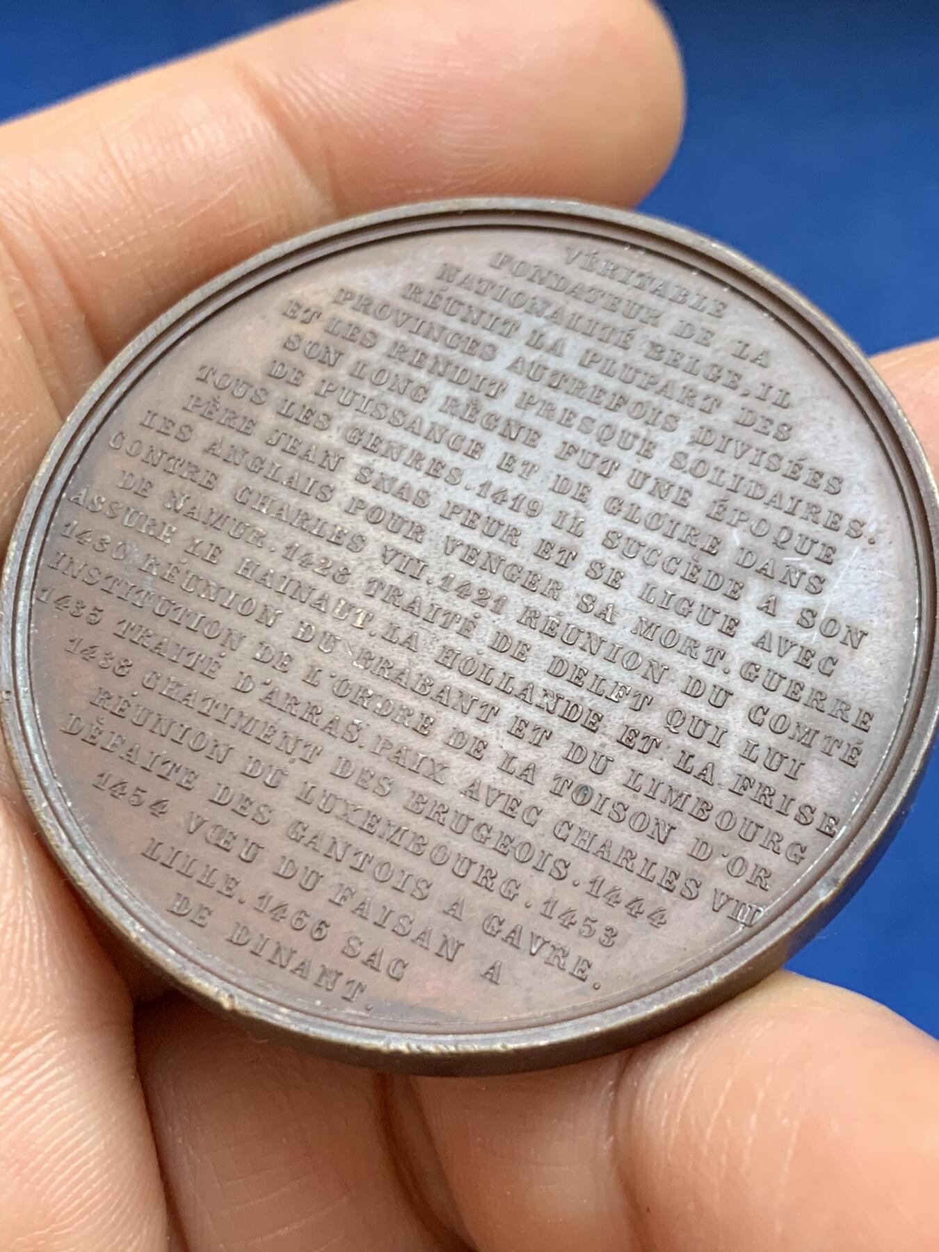 《竞宝斋》第449场 周日，周一，周二  3场连拍 （全场包邮，欢迎送拍） 法国瓦卢瓦王朝勃民第公爵菲利普二世纪念铜章，背面详述了他的历史功绩，超高浮雕，高点保存得非常好，44克，46.5mm