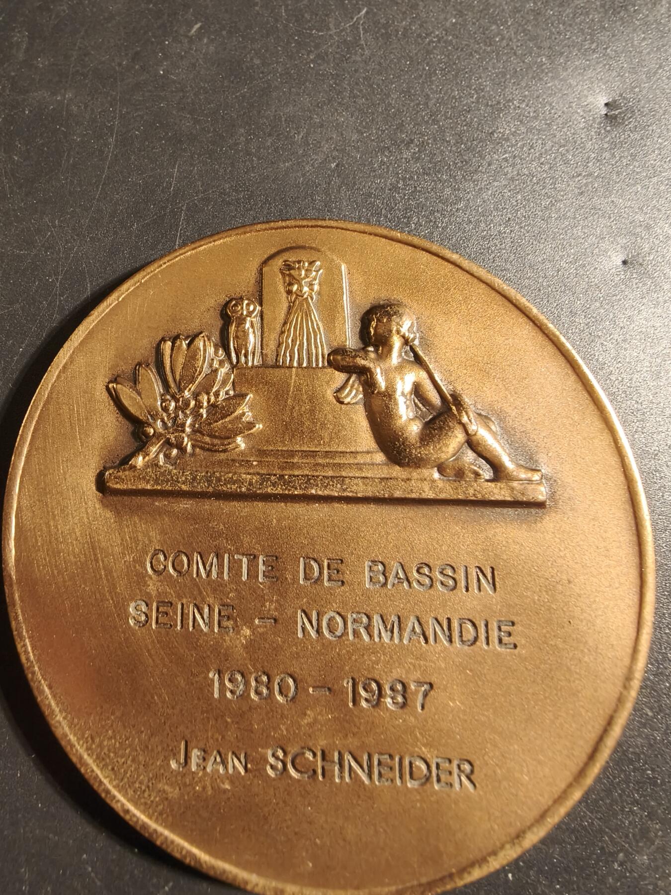 老王徽章第171期 法国塞纳-诺曼底流域农业委员会大铜章      直径68mm     重量138g      《泉水》主题 