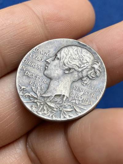 《竞宝斋》第449场 周日，周一，周二  3场连拍 （全场包邮，欢迎送拍） 英国1897年维多利亚女王登基60周年银质奖章，直径25.6mm，重约9.6g。