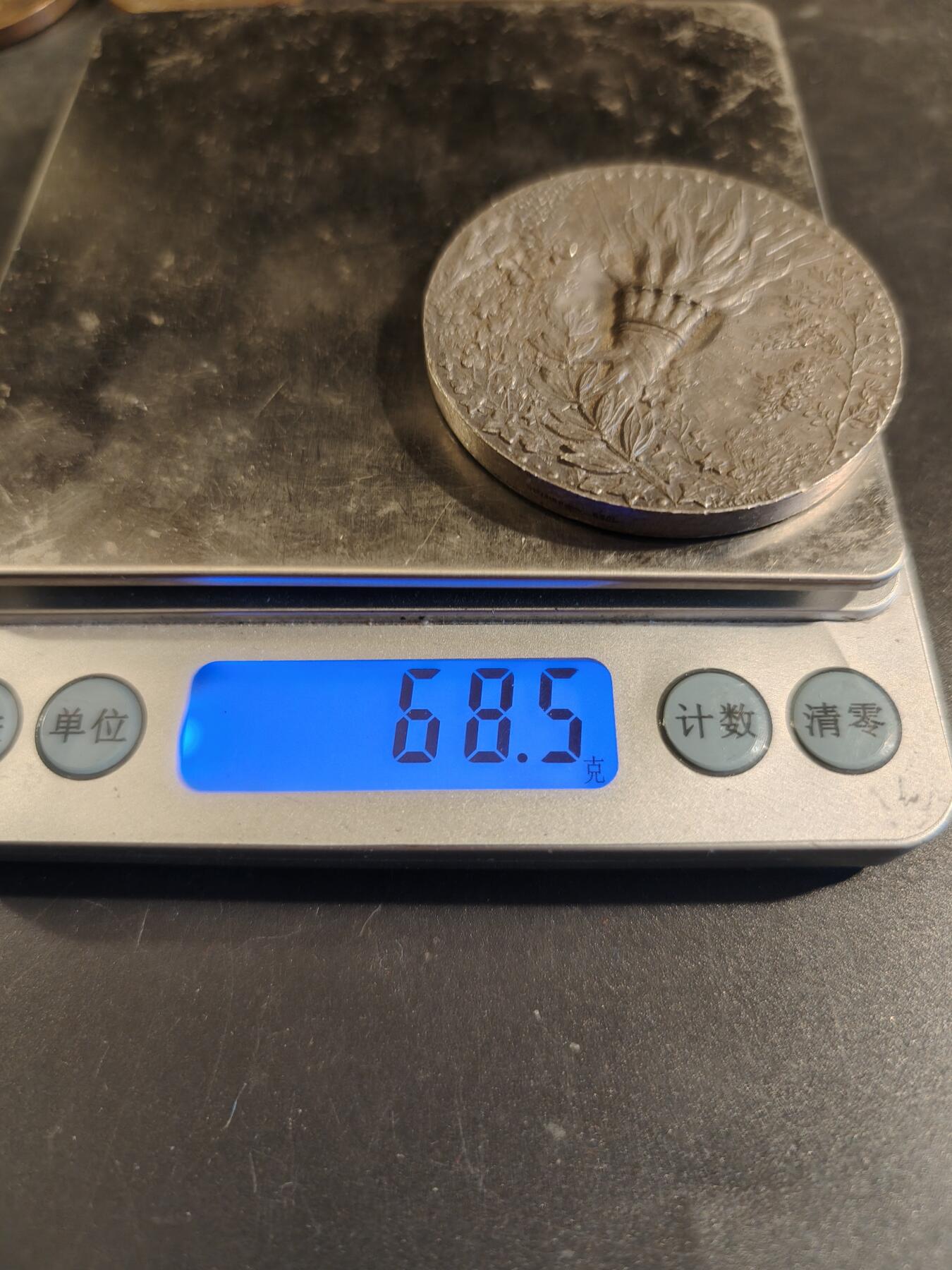 老王徽章第171期 法国1994年地滚球运动联合会镀银大铜章     直径50mm     重量68.4g