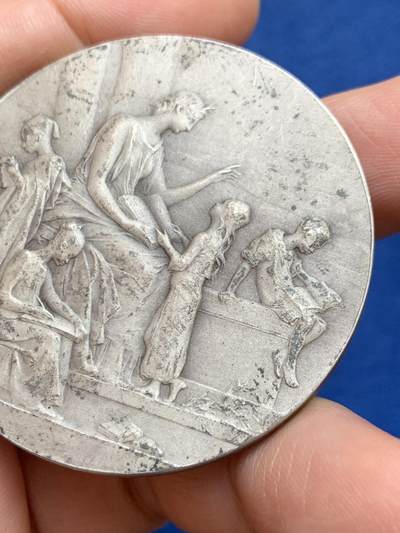 《竞宝斋》第449场 周日，周一，周二  3场连拍 （全场包邮，欢迎送拍） 法国1930年初等教育银章，新艺术风格，背面手工刻字非常精美，由Daniel Dupuis设计，丰饶角银标，63.15克，49.8mm