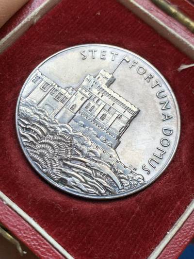 《竞宝斋》第449场 周日，周一，周二  3场连拍 （全场包邮，欢迎送拍） 英国1935年乔治五世登基25周年纪念银章，15.7克，31.6mm，好品相，带原盒。