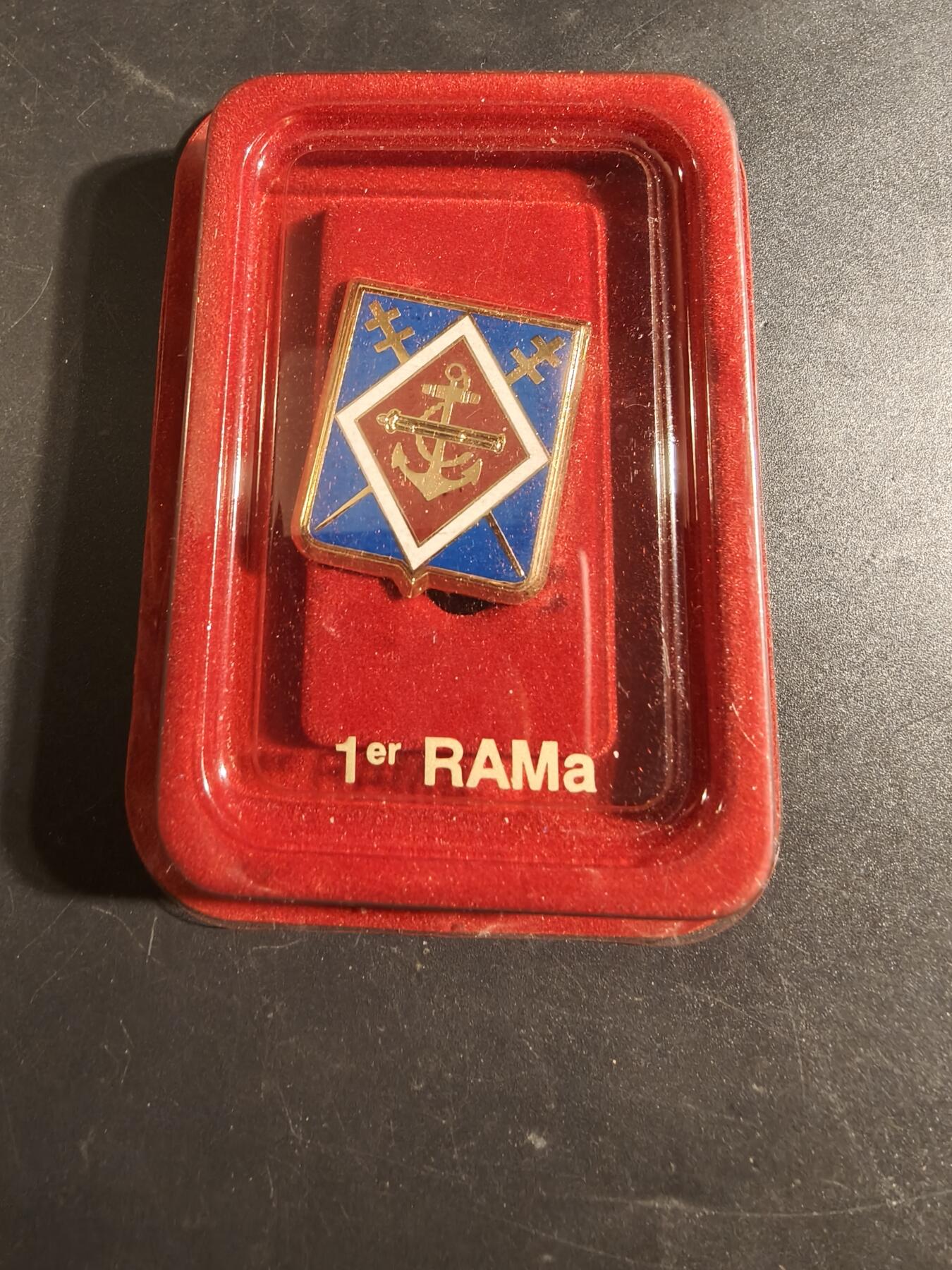 老王徽章第171期 法国海军陆战队第1炮兵团证章    原盒