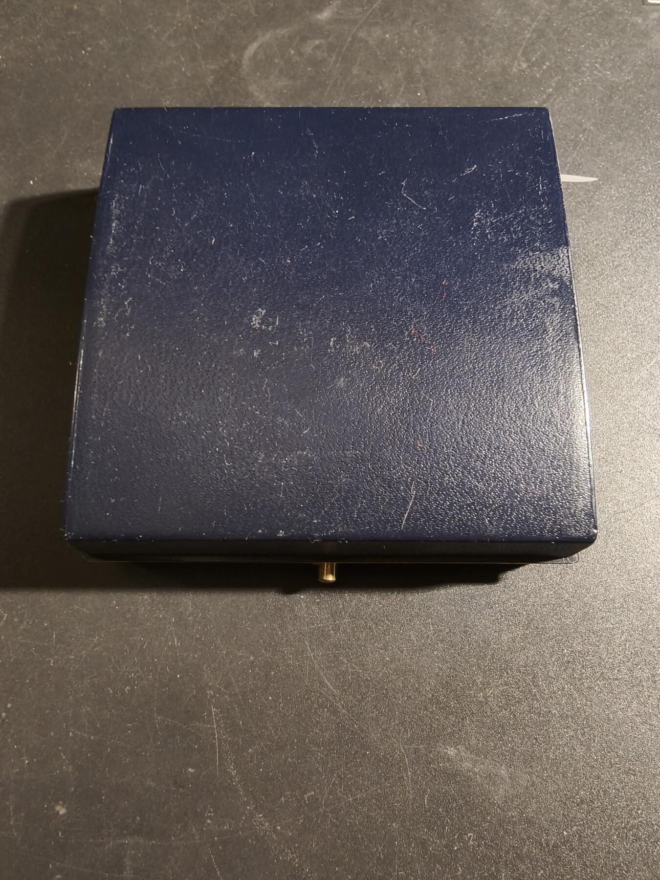 老王徽章第171期 法国存托银行与公证人协会大铜章   原盒   直径60mm    重量115.6g    正面人物是法国著名法学家和政治家波塔利斯。