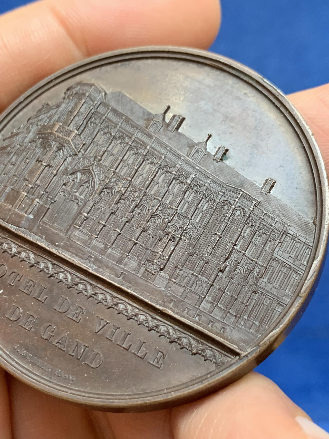 《竞宝斋》第449场 周日，周一，周二  3场连拍 （全场包邮，欢迎送拍） 比利时利奥波德一世国王加冕25周年纪念铜章，正面为根特城市建筑，以高浮雕形式呈现了它的立面，极丰富的细节展示当时雕刻工艺的极致状态，49.6克，50.3mm