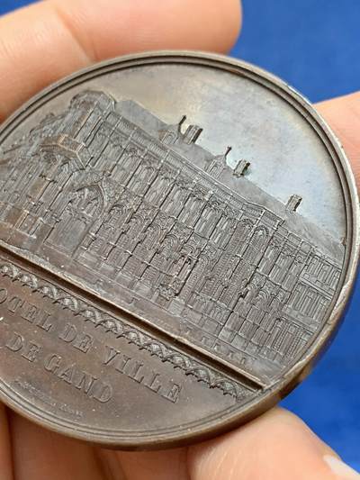 《竞宝斋》第449场 周日，周一，周二  3场连拍 （全场包邮，欢迎送拍） 比利时利奥波德一世国王加冕25周年纪念铜章，正面为根特城市建筑，以高浮雕形式呈现了它的立面，极丰富的细节展示当时雕刻工艺的极致状态，49.6克，50.3mm