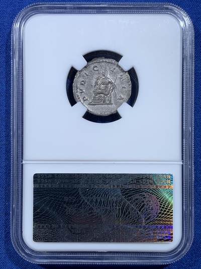 《竞宝斋》第449场 周日，周一，周二  3场连拍 （全场包邮，欢迎送拍） 奈斯评级 XF 古罗马帝国 218-222年 1狄纳里 银币 正面为多姆娜皇后的妹妹玛伊莎 背面为谦虚女神坐像 打制不错 细节良好 少见品种