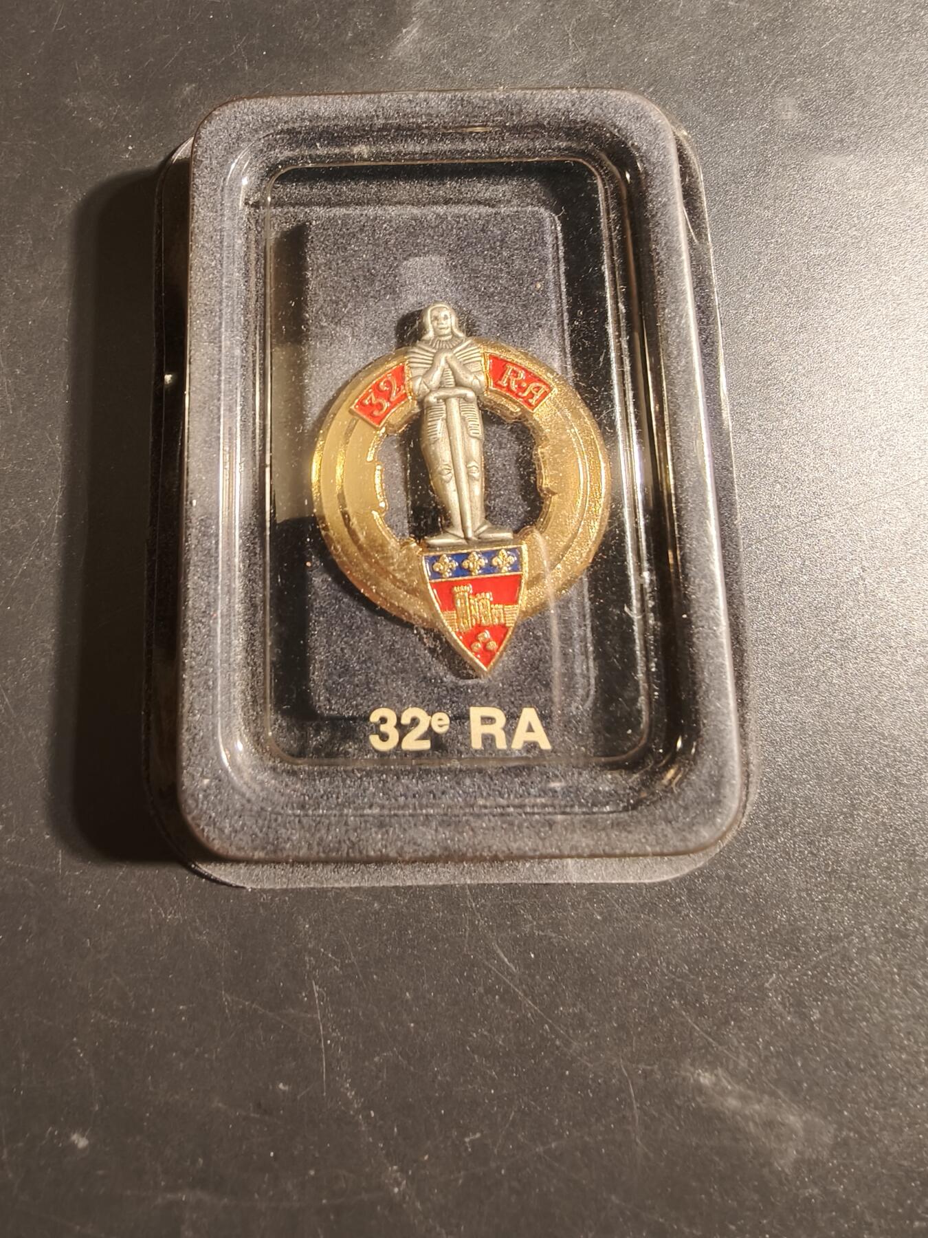 老王徽章第171期 法国第32炮兵团证章    原盒