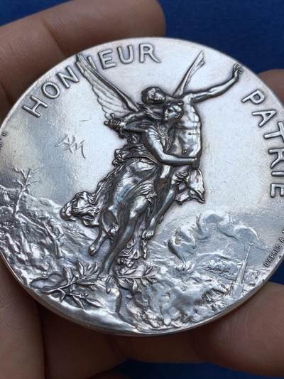 《竞宝斋》第449场 周日，周一，周二  3场连拍 （全场包邮，欢迎送拍） 法国1886年射击节大银章 79.35克 58.5mm 丰饶角银标 带盒