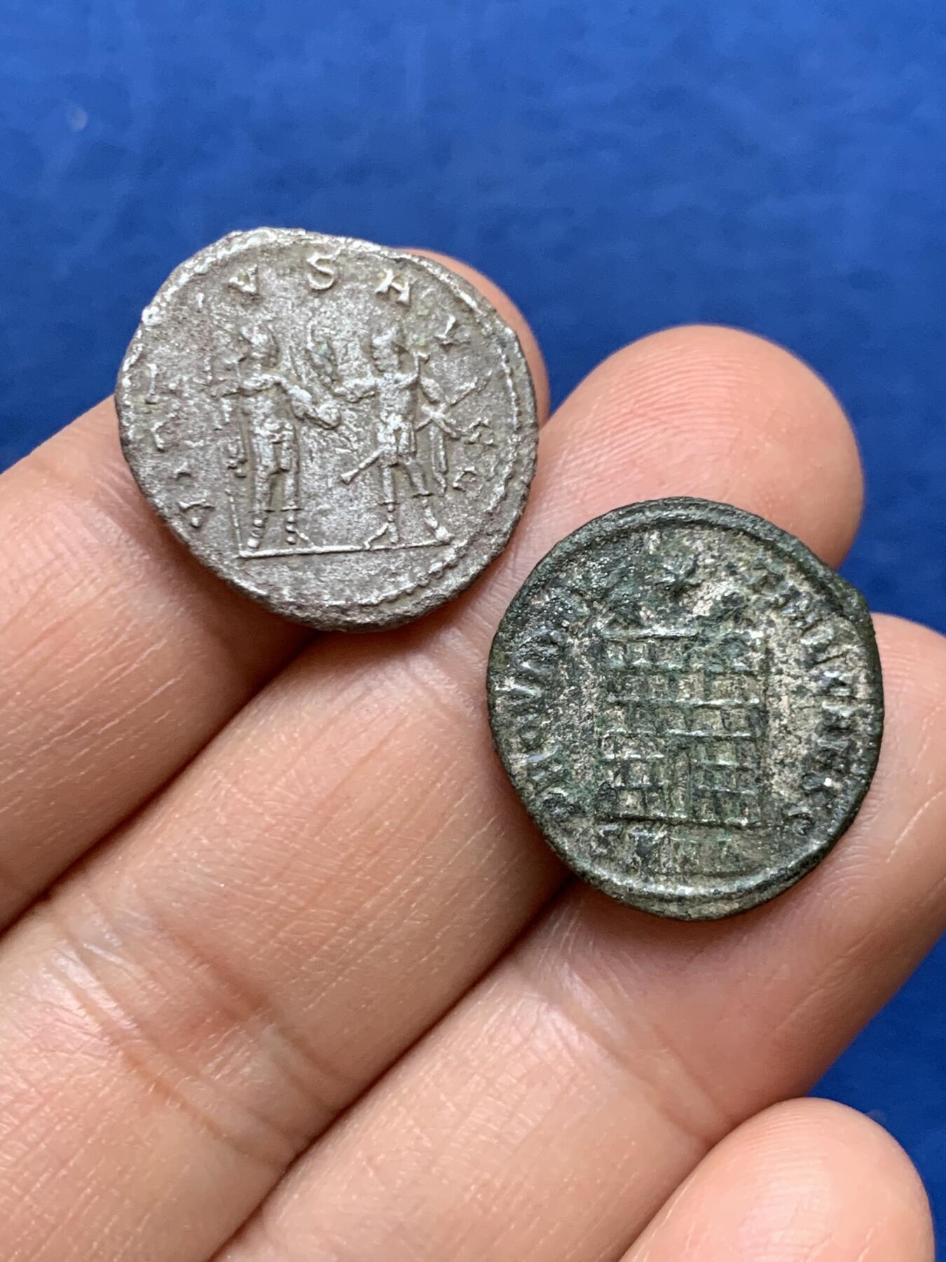 《竞宝斋》第449场 周日，周一，周二  3场连拍 （全场包邮，欢迎送拍） 两枚一组 古罗马瓦勒良1安东尼银币，被波斯俘虏的罗马皇帝，背面瓦勒良和他儿子加里恩努斯，安条克造币厂。 君士坦提乌斯二世1富利洗银币，背面营地大门，银层完整，尼科米底亚造币厂