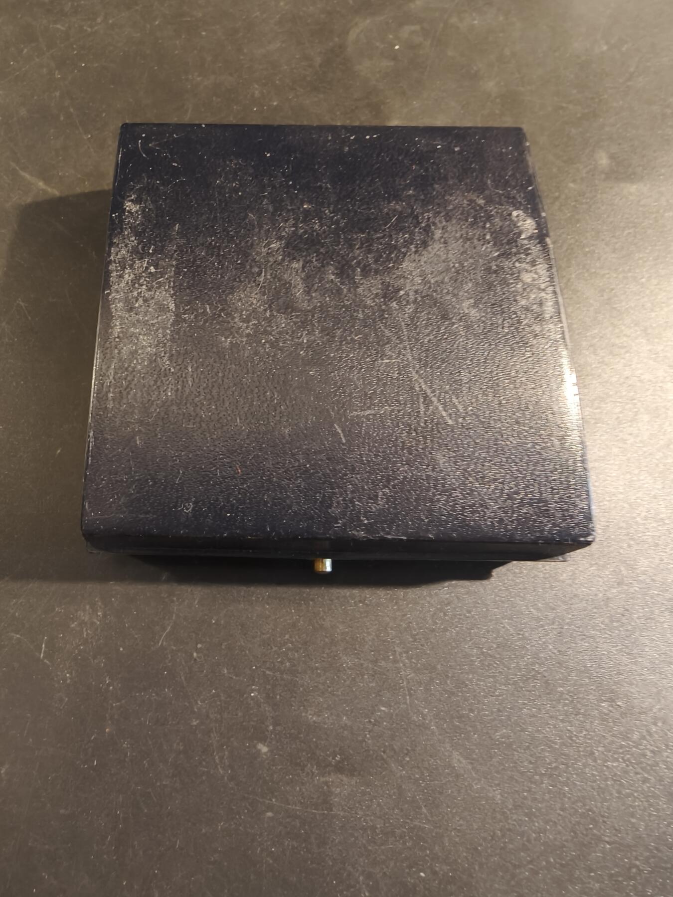 老王徽章第171期 法国公证处与存托银行大铜章    原盒     直径60mm    重量121.1g     正面人物为亨利·弗朗索瓦·达盖索 (1668-1751)，他曾三次担任法国大法官。他被伏尔泰誉为“法国有史以来学识最渊博的法官”。