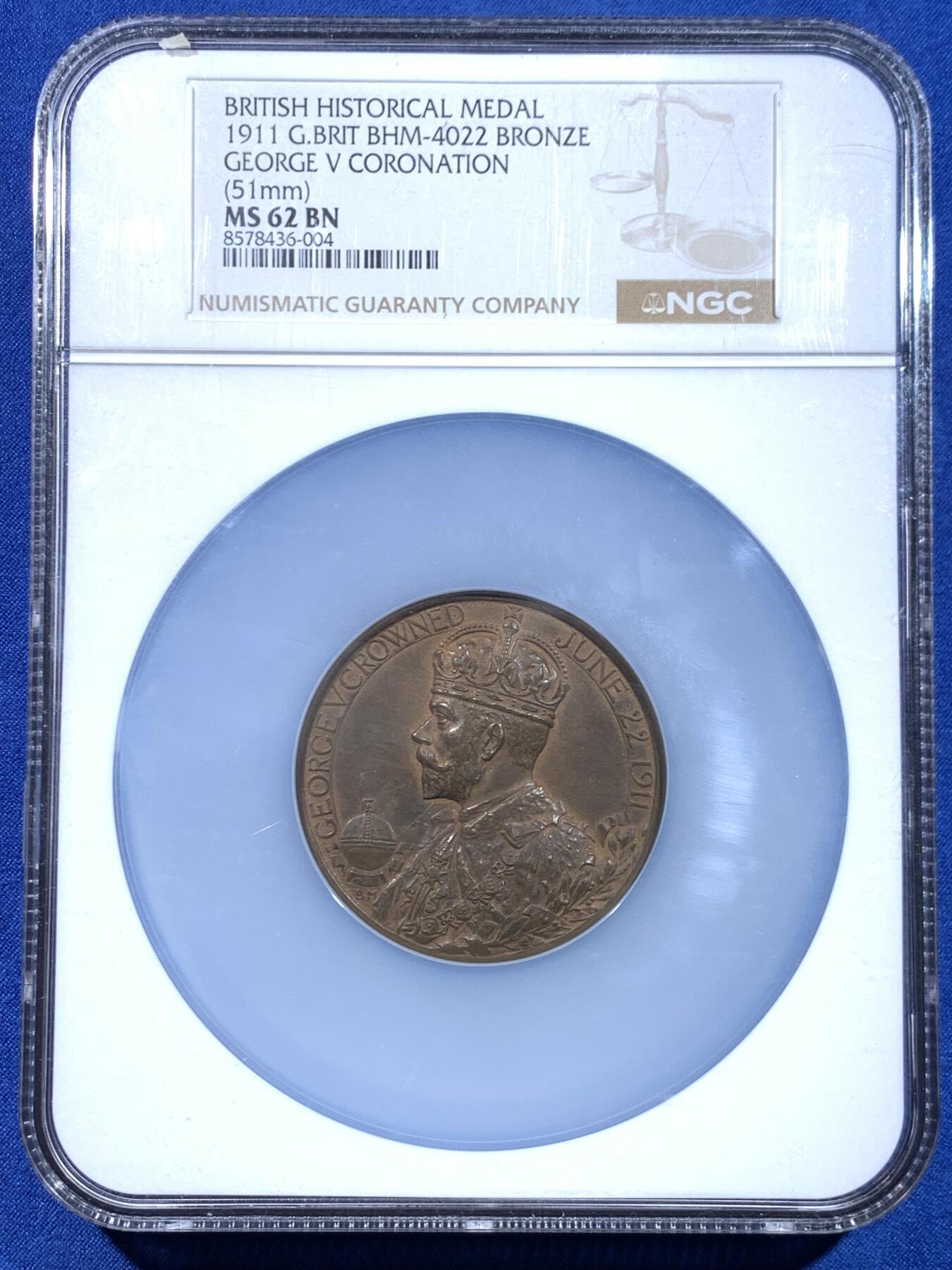 《竞宝斋》第449场 周日，周一，周二  3场连拍 （全场包邮，欢迎送拍） NGC MS62BN 英国1911年 乔治五世加冕纪念大铜章 高浮雕  Royal Mint发行的官方纪念章 直径51mm 加大加厚盒