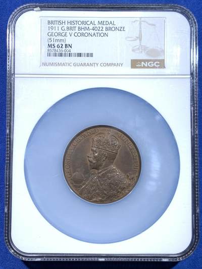 《竞宝斋》第449场 周日，周一，周二  3场连拍 （全场包邮，欢迎送拍） - NGC MS62BN 英国1911年 乔治五世加冕纪念大铜章 高浮雕  Royal Mint发行的官方纪念章 直径51mm 加大加厚盒