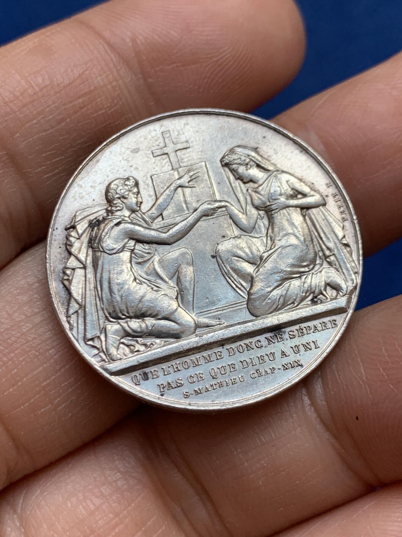 《竞宝斋》第449场 周日，周一，周二  3场连拍 （全场包邮，欢迎送拍） 法国婚礼银章 背面无刻字 14.2克 30.1mm 丰饶角银标 感觉有胶水残留 细节见图