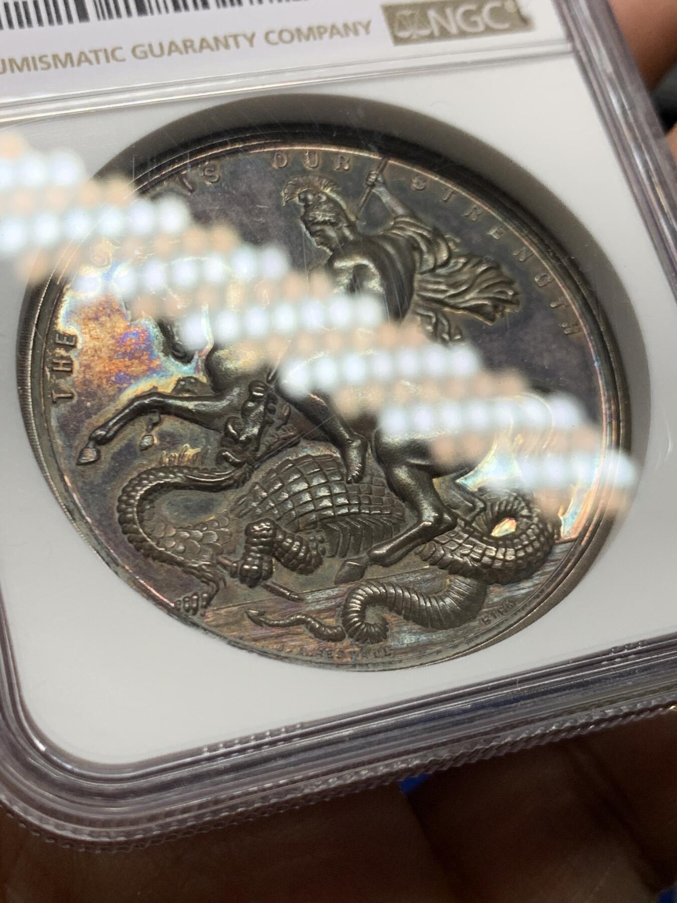 《竞宝斋》第449场 周日，周一，周二  3场连拍 （全场包邮，欢迎送拍） NGC MS62 英国1899年（ngc误标1855）圣马丁中央学院圣乔治屠龙银章，早期年份带银标，原味无洗五彩包浆，值得收藏。45MM，加厚盒。