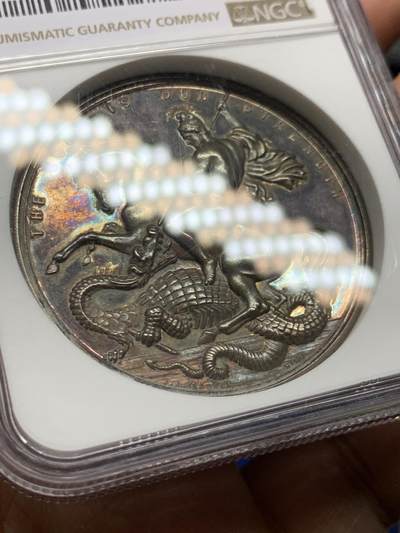 《竞宝斋》第449场 周日，周一，周二  3场连拍 （全场包邮，欢迎送拍） NGC MS62 英国1899年（ngc误标1855）圣马丁中央学院圣乔治屠龙银章，早期年份带银标，原味无洗五彩包浆，值得收藏。45MM，加厚盒。