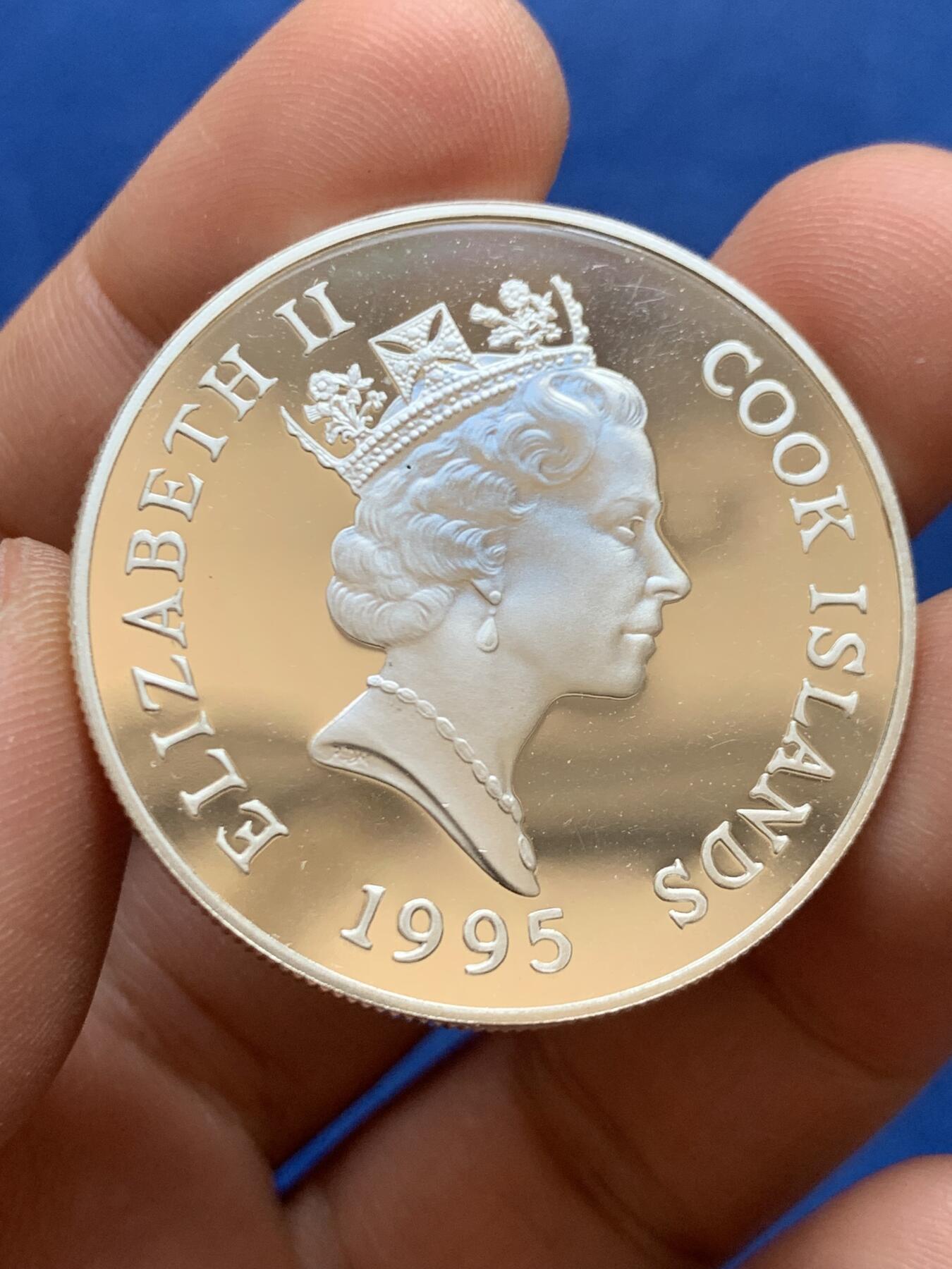 《竞宝斋》第449场 周日，周一，周二  3场连拍 （全场包邮，欢迎送拍） 库克群岛1995年伊丽莎白王太后银婚大银币 31.6g 925银