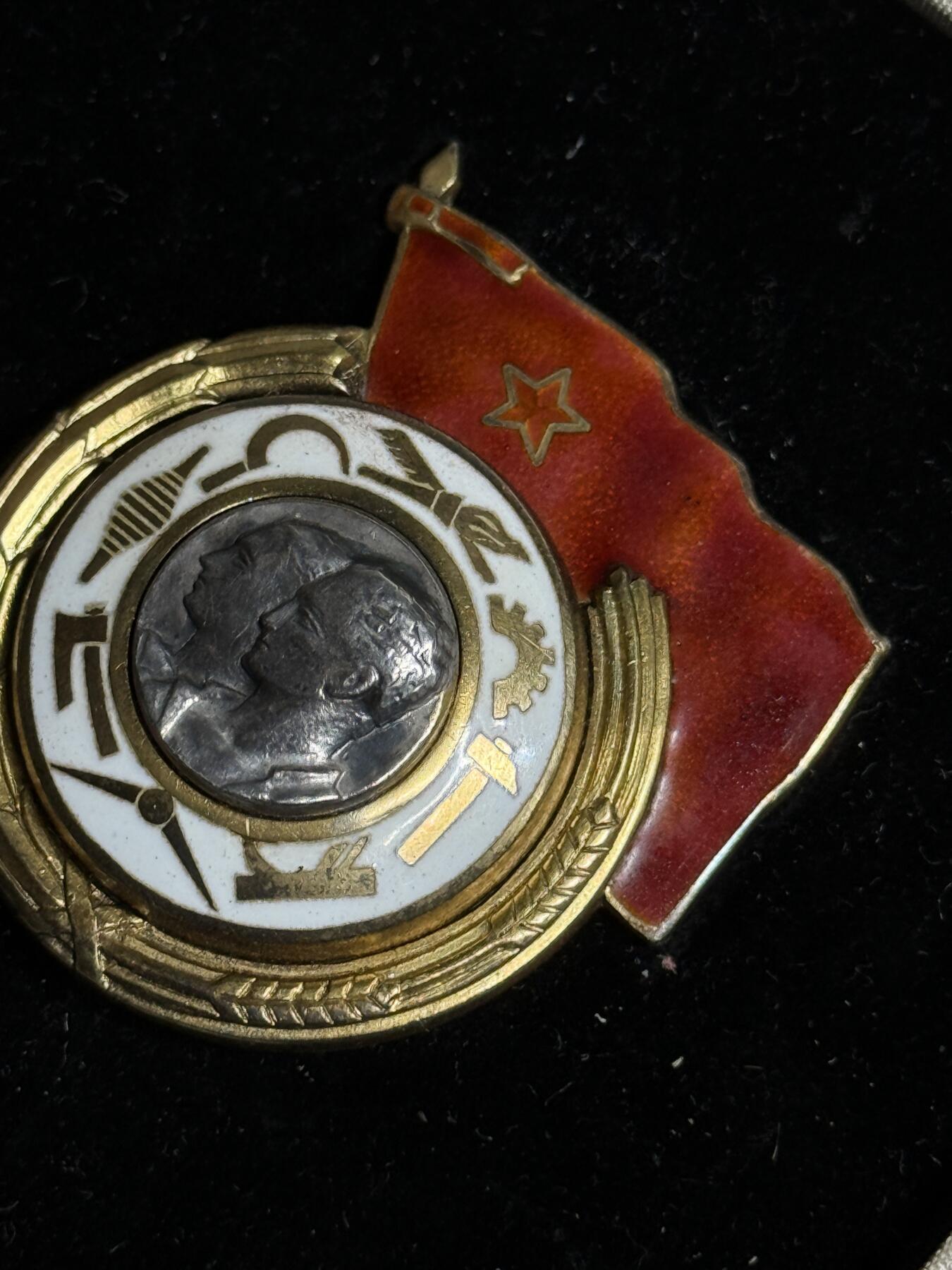 欢庆元旦！戎马世界章牌大赏第109期元旦大拍 南斯拉夫一级劳动勋章，带原盒，号段1277，银制，非常少见的过渡版（转轮向别针过渡短暂存在的版本）