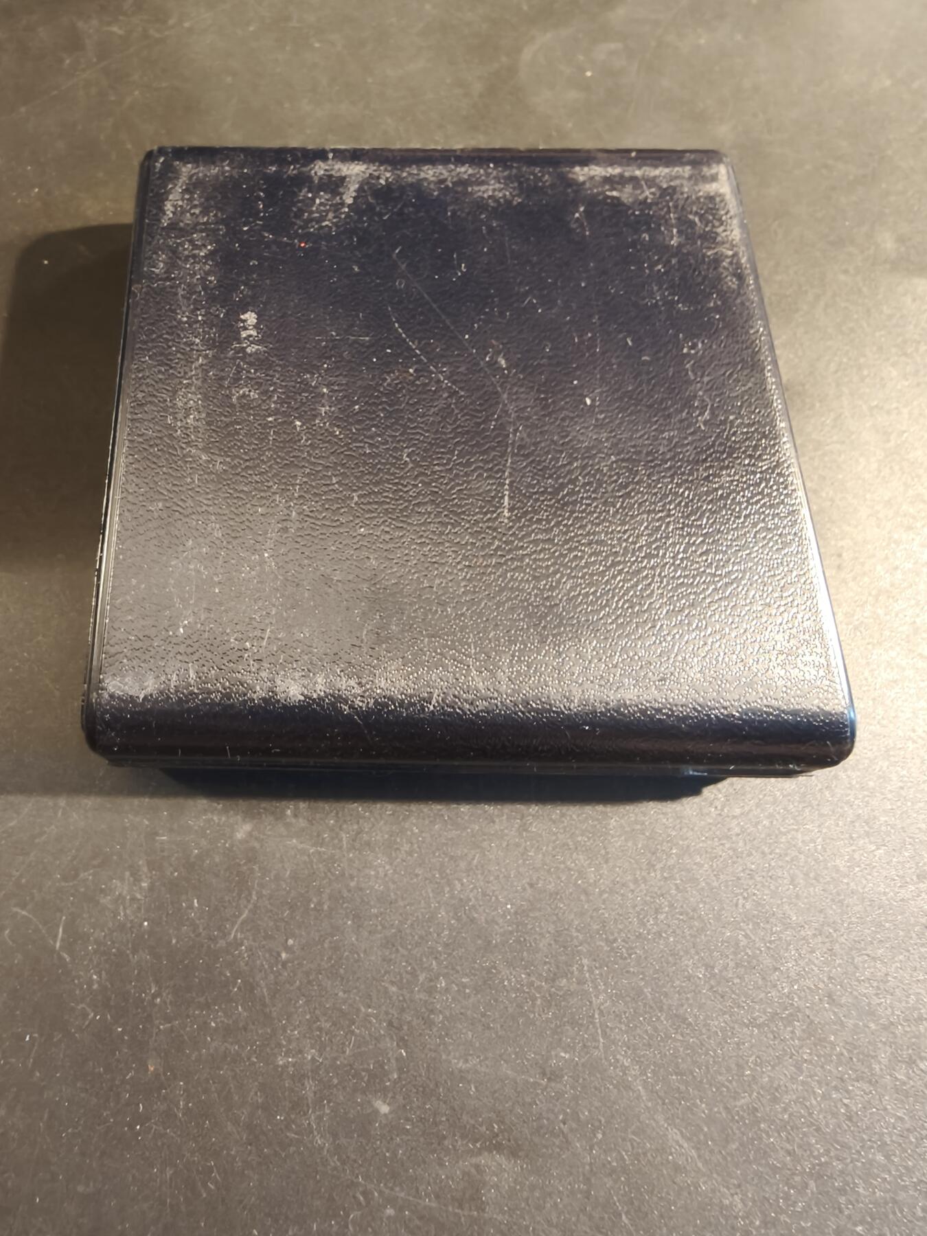 老王徽章第171期 法国存托银行与公证人协会镀金方形纪念章    原盒      直径50mm    重量50g     正面人物是法国著名文学家儒勒斯·凡尔纳。