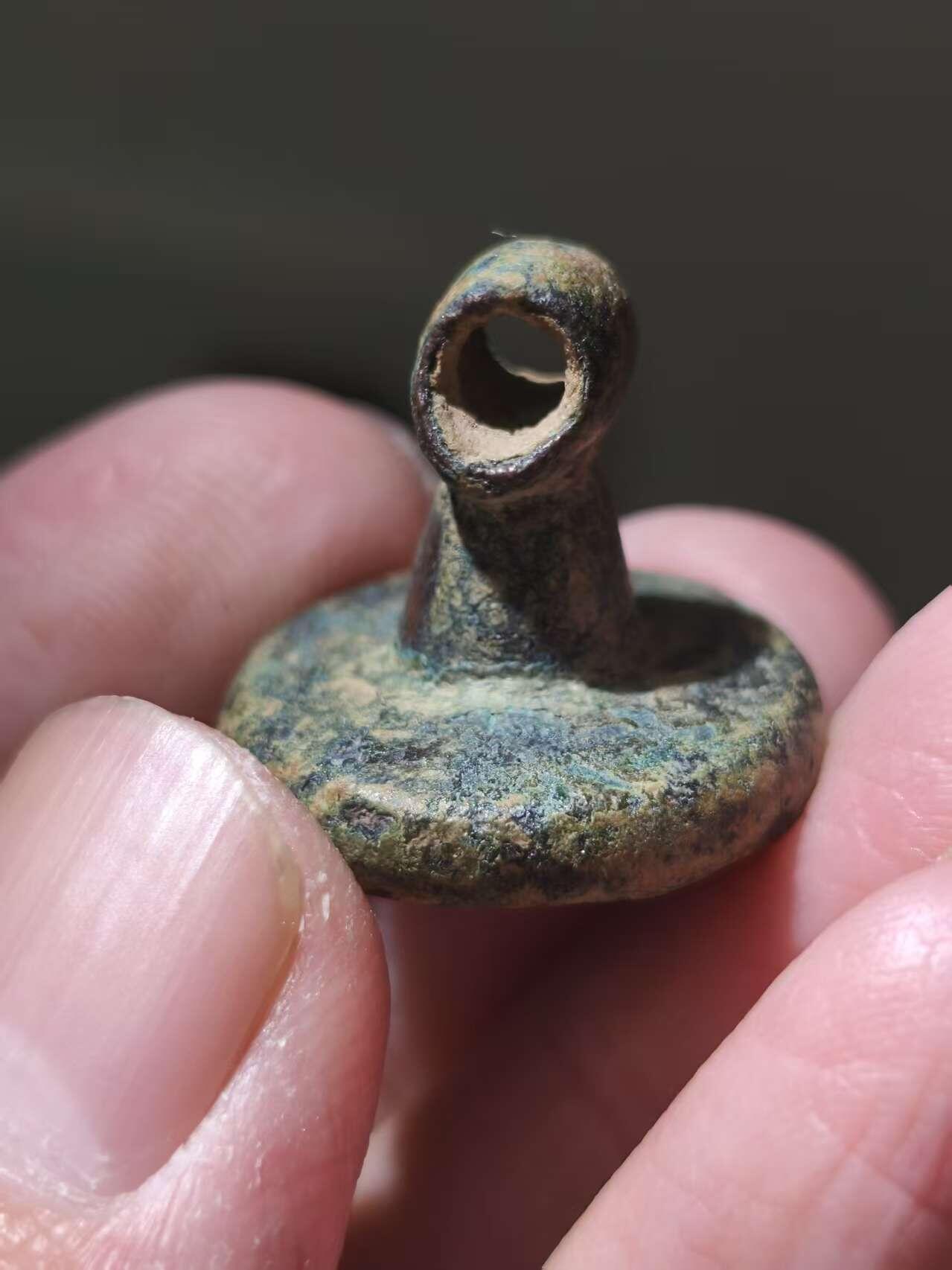 星盘世界钱币十二月二十七日古典币专场 精品！BMAC青铜文化，阿瑟克斯文明早期实心青铜印章，这种跟后期那种镂空的不是一种类型，非常少见，这一枚上面有一个系绳的孔，非常开门的管形穿系，印面是一个很奇怪的图案，这种压印也许是在封泥上使用的，估价300-400欧元