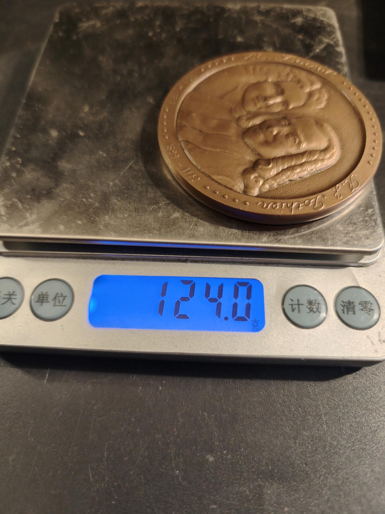 老王徽章第171期 法国存托银行与公证人协会大铜章    原盒    直径60mm    重量124g     法国两位著名法学家 Antoine Loisel (1536-1617) 和 Robert-Joseph Pothier (1699-1772)    盒子有损