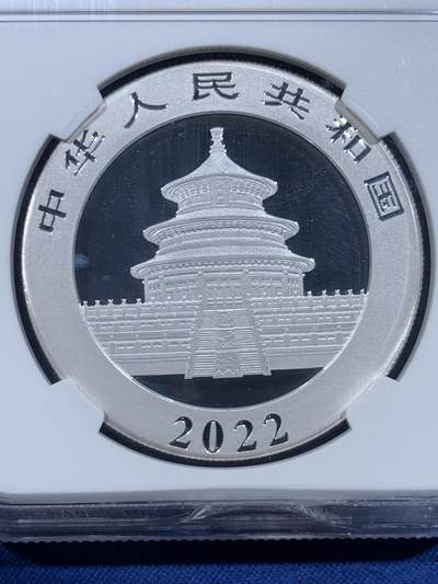 《竞宝斋》第449场 周日，周一，周二  3场连拍 （全场包邮，欢迎送拍） NGC MS70 中国2022年熊猫10元银币，999银30克，盒背后底部有小裂