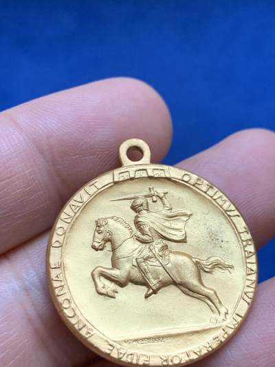 《竞宝斋》第449场 周日，周一，周二  3场连拍 （全场包邮，欢迎送拍） 意大利飞扬骑士镀金纪念章 细节丰富 骑士神态飘逸 少见品种 7.6克 27.9mm