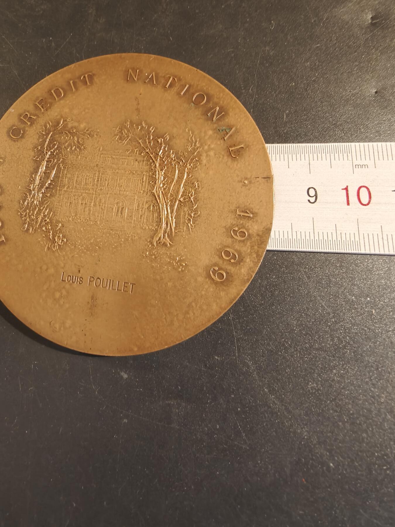 老王徽章第171期 法国国家信贷银行成立50周年大铜章     直径81mm    重量190g