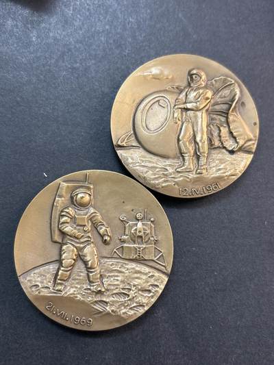 文馨钱币收藏第 286 场，圣诞节专场【 长期接收代拍品低至 0 佣金】 - 俄罗斯铜纪念章，阿姆斯特朗和加加林一对