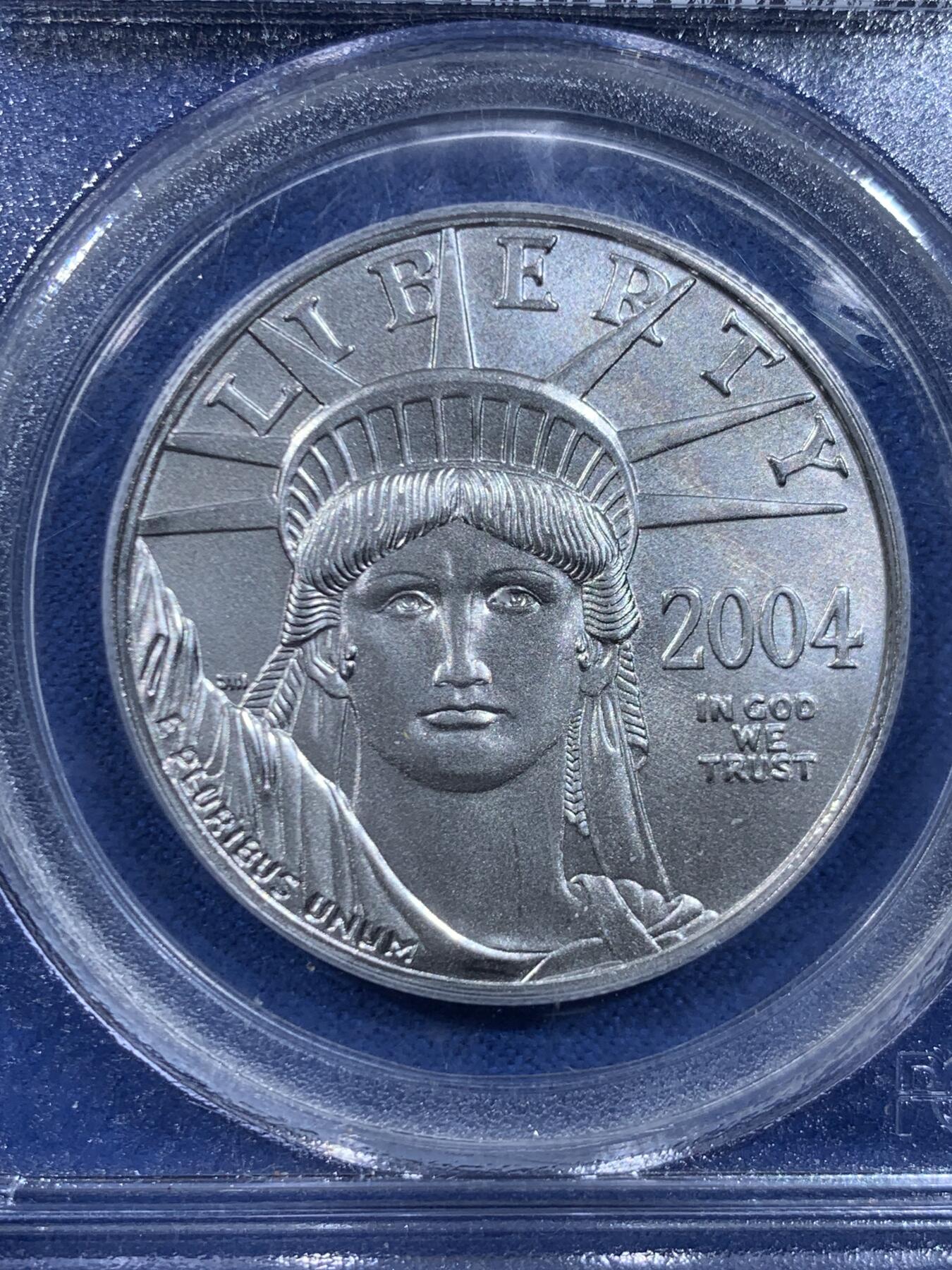 《竞宝斋》第449场 周日，周一，周二  3场连拍 （全场包邮，欢迎送拍） PCGS MS69 美国2004年100元1盎司鹰洋普制铂金币，美国最大面值硬币，该年铸量仅7009枚，比很多年份的精制还少。自由女神和展翅雄鹰的设计大气经典，丝缎光泽顶级品相。