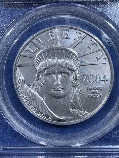 《竞宝斋》第449场 周日，周一，周二  3场连拍 （全场包邮，欢迎送拍） PCGS MS69 美国2004年100元1盎司鹰洋普制铂金币，美国最大面值硬币，该年铸量仅7009枚，比很多年份的精制还少。自由女神和展翅雄鹰的设计大气经典，丝缎光泽顶级品相。