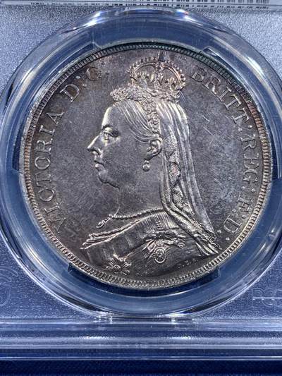《竞宝斋》第449场 周日，周一，周二  3场连拍 （全场包邮，欢迎送拍） PCGS MS62 英国1887年维多利亚女王高冠马剑1克朗银币，五彩状态。