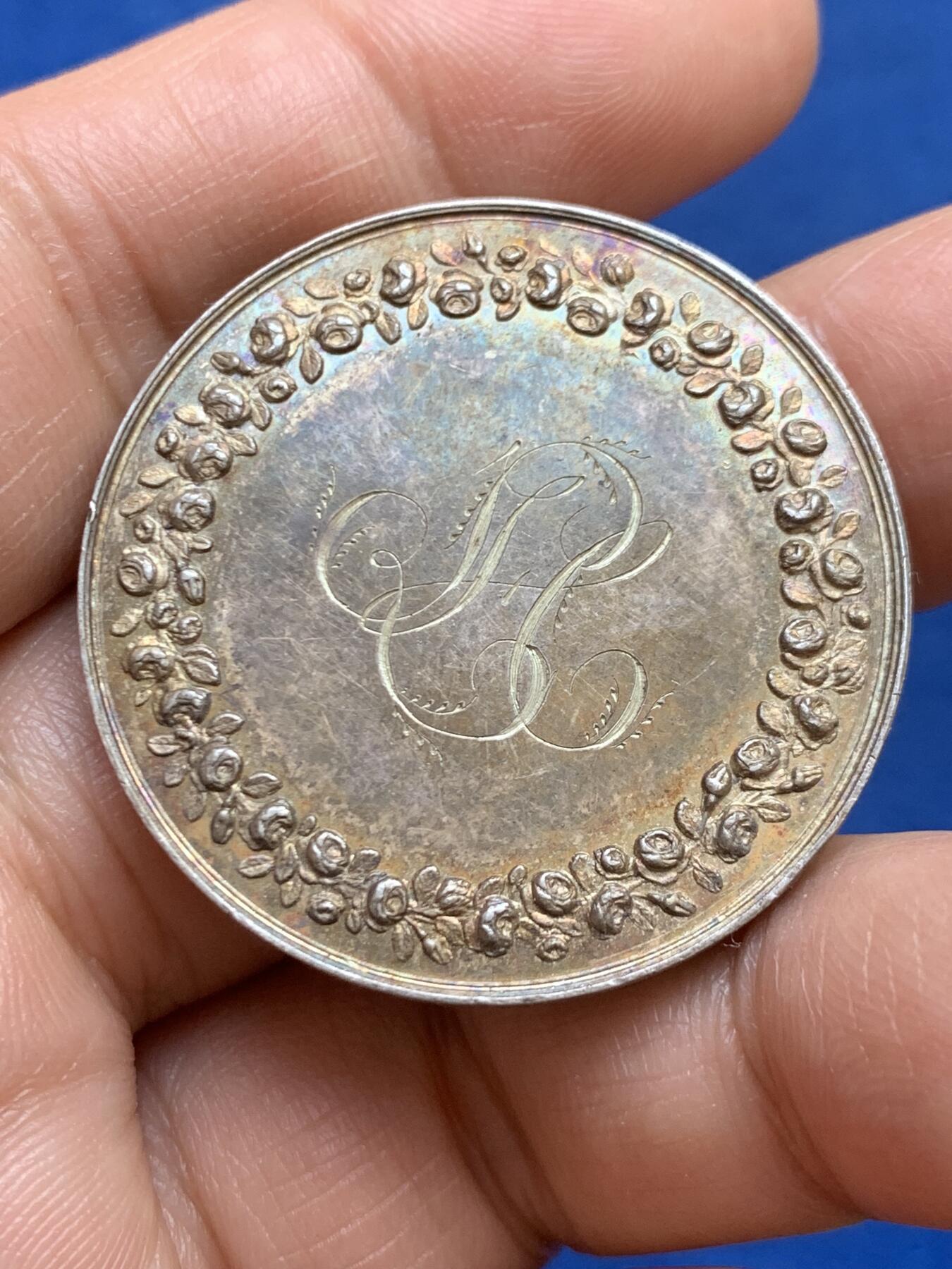 《竞宝斋》第449场 周日，周一，周二  3场连拍 （全场包邮，欢迎送拍） 1853年法国婚礼银章 21.75克 36.4mm 手指银标 边铭刻字