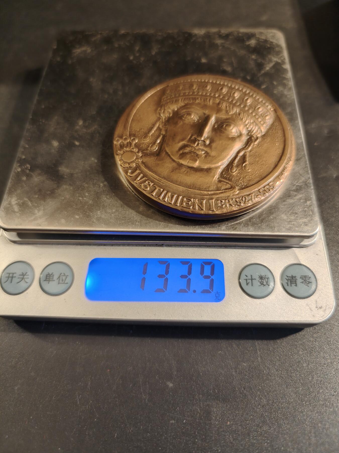 老王徽章第171期 法国公证处与存托银行大铜章 原盒 直径60mm 重量133.9g 正面人物为拜占庭国王查士丁尼一世