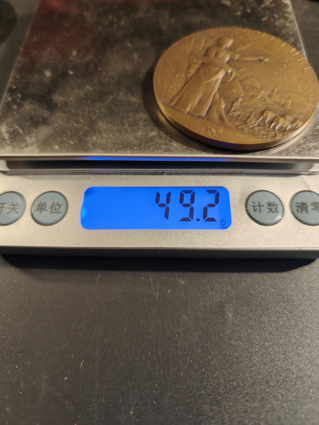 老王徽章第171期 法国萨瓦省圣朱利安昂热讷农业协会大铜章     原盒       大师P.Grandhomme作品     直径50mm     重量49.2g 