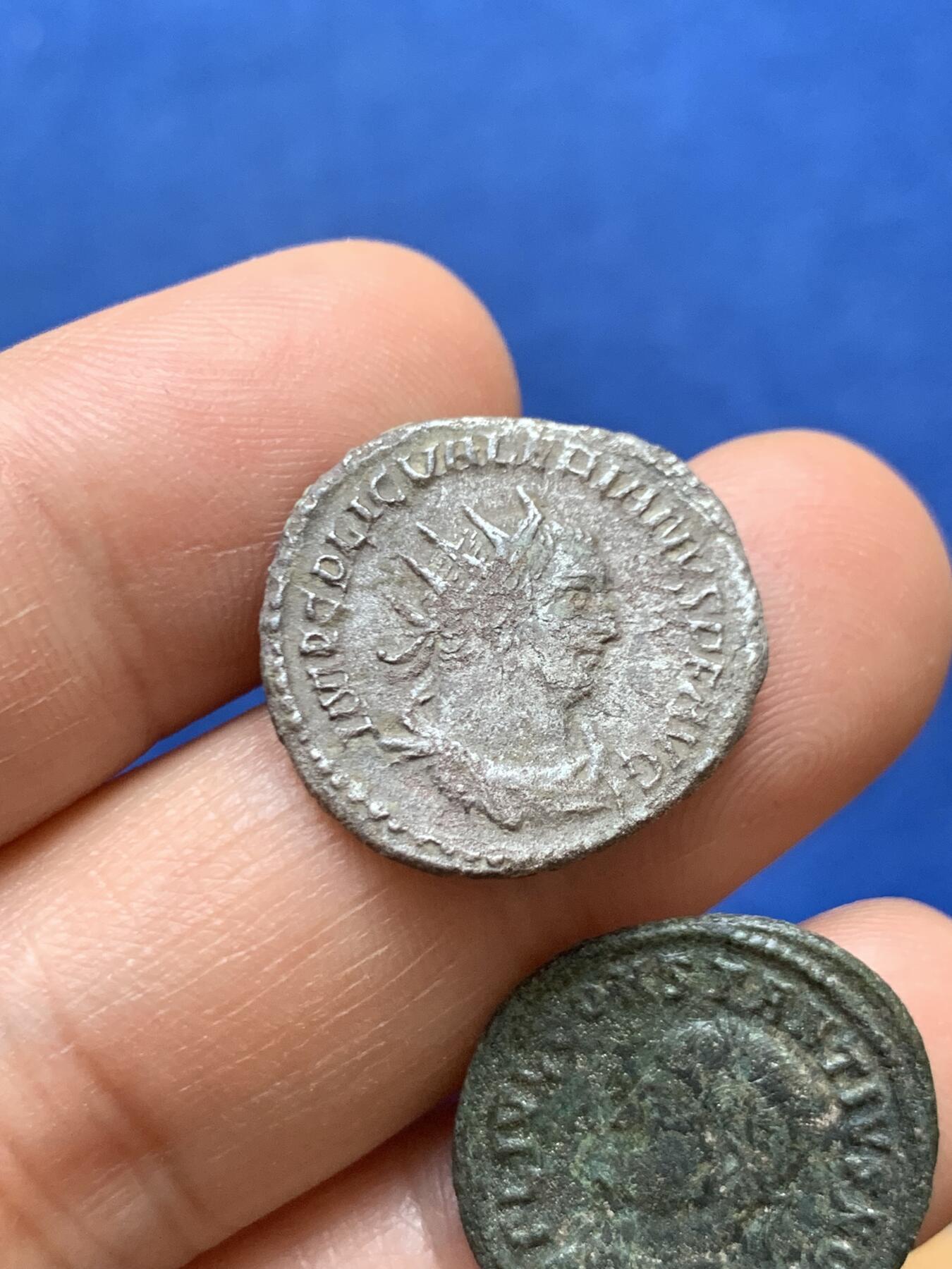 《竞宝斋》第449场 周日，周一，周二  3场连拍 （全场包邮，欢迎送拍） 两枚一组 古罗马瓦勒良1安东尼银币，被波斯俘虏的罗马皇帝，背面瓦勒良和他儿子加里恩努斯，安条克造币厂。 君士坦提乌斯二世1富利洗银币，背面营地大门，银层完整，尼科米底亚造币厂