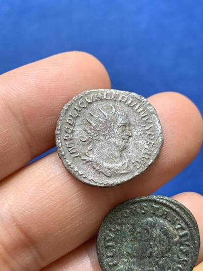 《竞宝斋》第449场 周日，周一，周二  3场连拍 （全场包邮，欢迎送拍） 两枚一组 古罗马瓦勒良1安东尼银币，被波斯俘虏的罗马皇帝，背面瓦勒良和他儿子加里恩努斯，安条克造币厂。 君士坦提乌斯二世1富利洗银币，背面营地大门，银层完整，尼科米底亚造币厂