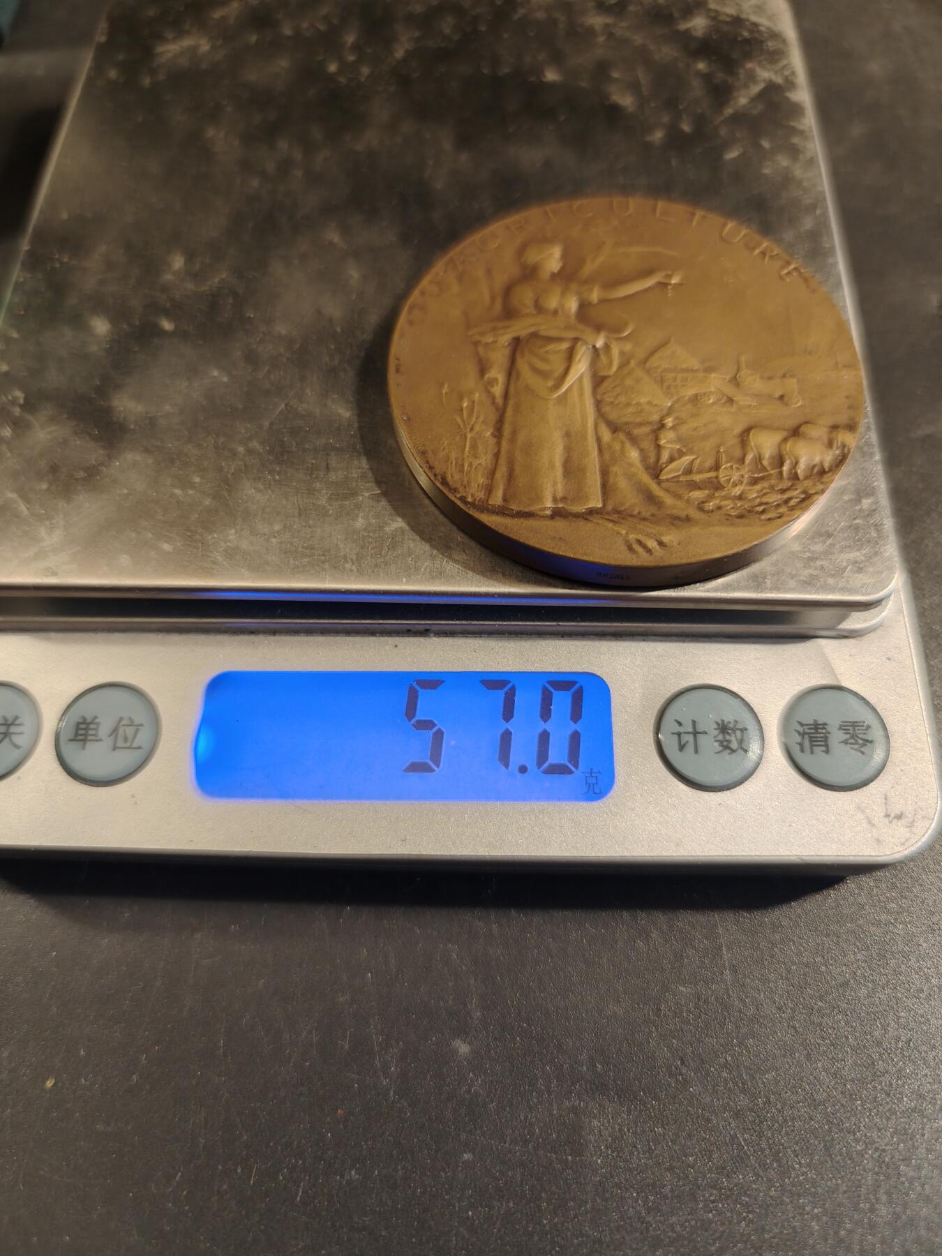 老王徽章第171期 法国萨瓦省圣朱利安昂热讷农业协会大铜章     原盒       大师P.Grandhomme作品     直径50mm     重量57g