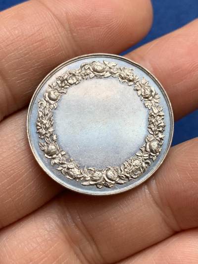 《竞宝斋》第449场 周日，周一，周二  3场连拍 （全场包邮，欢迎送拍） 婚礼银章 背面无刻字 10.9克 27.9mm 丰饶角1银标