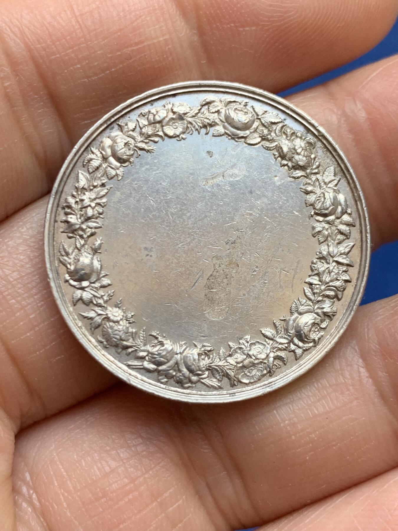 《竞宝斋》第449场 周日，周一，周二  3场连拍 （全场包邮，欢迎送拍） 法国婚礼银章 背面无刻字 14.2克 30.1mm 丰饶角银标 感觉有胶水残留 细节见图