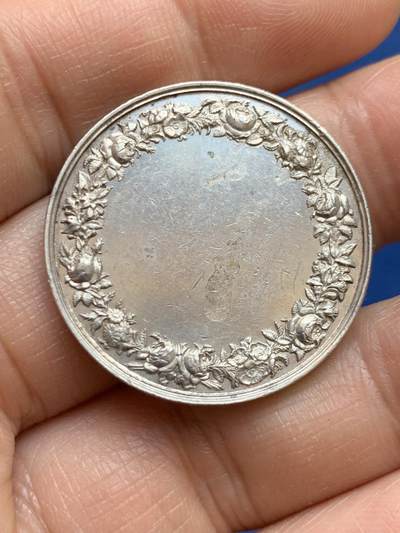 《竞宝斋》第449场 周日，周一，周二  3场连拍 （全场包邮，欢迎送拍） 法国婚礼银章 背面无刻字 14.2克 30.1mm 丰饶角银标 感觉有胶水残留 细节见图