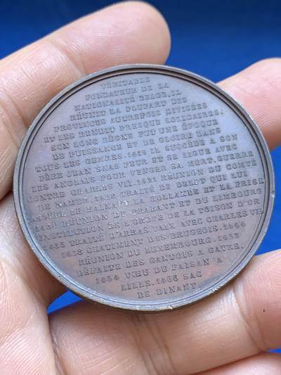 《竞宝斋》第449场 周日，周一，周二  3场连拍 （全场包邮，欢迎送拍） 法国瓦卢瓦王朝勃民第公爵菲利普二世纪念铜章，背面详述了他的历史功绩，超高浮雕，高点保存得非常好，44克，46.5mm