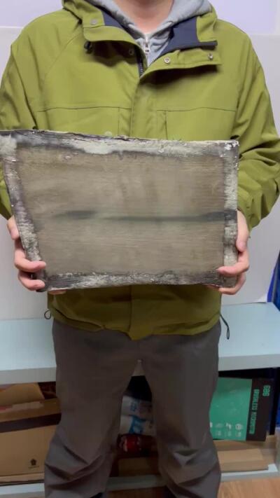 零元拍：1220-3 金丝楠 牌子料   满金丝 果香满满 尺寸：34/32/24/22/厚2.3CM。木料四周是涂抹的防裂胶