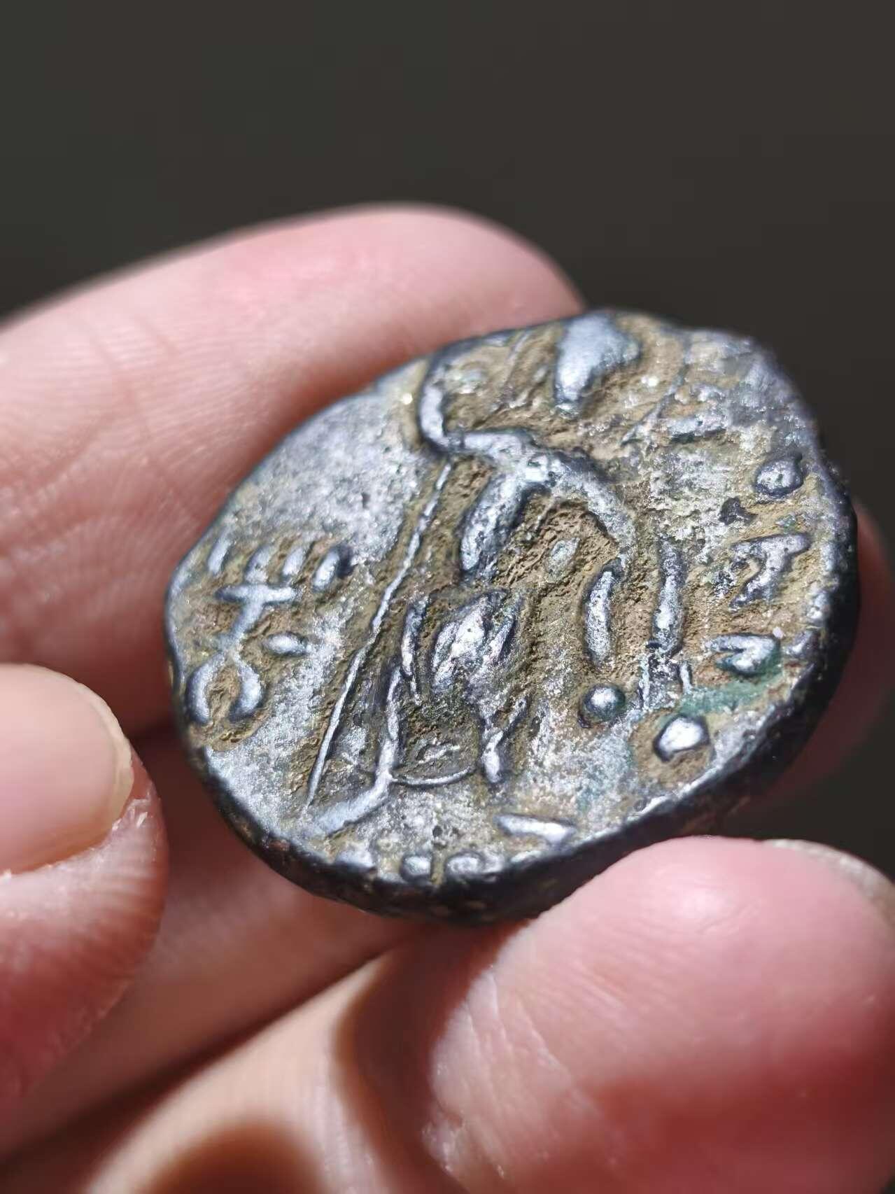 星盘世界钱币十二月二十七日古典币专场 贵霜帝国胡伟色伽，四德拉克玛铜币，正面是国王骑大象，背面为神像。衣服的纹路都看得清楚，极品，国内顶尖