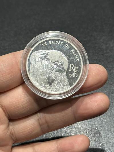 《外钞收藏家》第五百九十六期（精品大拍场）（本平台长期征集拍品、欢迎藏友们联系合作） - 法国1997年卢浮宫系列10法郎双面值精制PROOF银币（克林姆特名作《吻》）