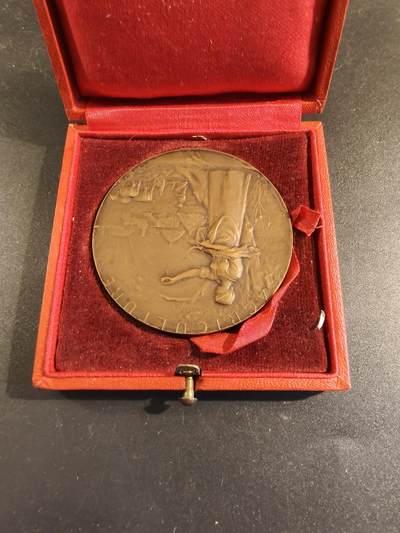 老王徽章第171期 - 法国萨瓦省圣朱利安昂热讷农业协会大铜章     原盒       大师P.Grandhomme作品     直径50mm     重量54.7g