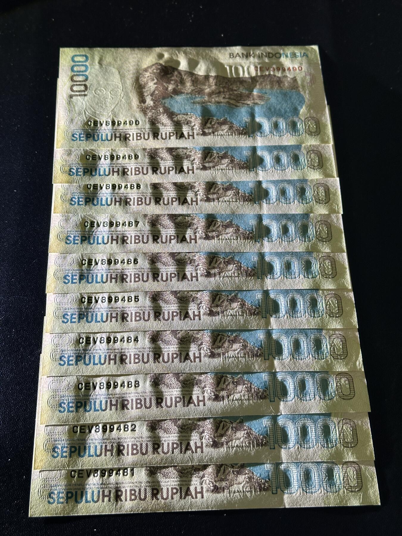 《外钞收藏家》第五百九十六期（精品大拍场）（本平台长期征集拍品、欢迎藏友们联系合作） 印度尼西亚98年1万卢比标十连号（龙目岛林贾尼火山，号码81-90）	UNC 轻微潮